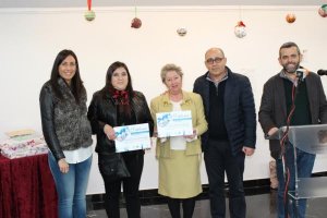 Alcalde y concejales con ganadoras del concurso de belenes.