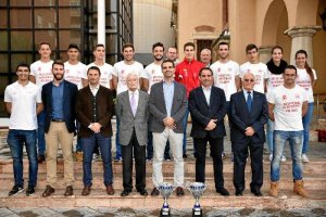 Los campeones recibidos en el ayuntamiento.
