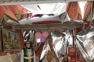 Imagen de algunos de los miembros de la Asociación repartiendo juguetes