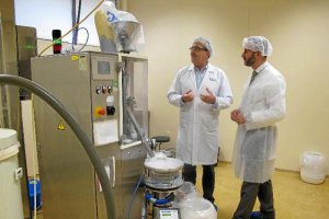 José Miguel Tortosa durante la visita a la fábrica