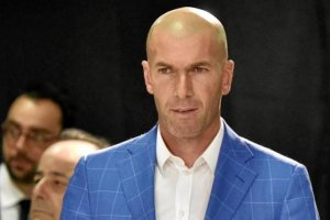 Zidane llegó vestido de azul.