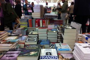 Montañas de libros, siempre una decisión difícil.