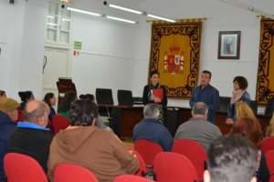 Alcalde y concejal en la reunión con los nuevos trabajadores.