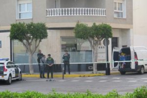 La Guardia Civil acordonó la calle del suceso y los alrededores del local para investigar lo ocurrido.