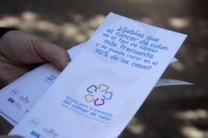 Información sobre cómo prevenir el cáncer de colon en una campaña de la AECC.