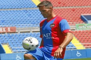 Trujillo el día de su presentación con el Levante.