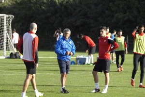 Gorosito hablando con los jugadores en la Vega.
