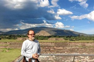 El escultor almeriense durante su productivo y reciente viaje por el país mexicano.