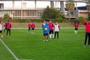 Gorosito indicando jugada.