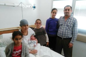 El pequeño Mohamed con sus padres y sus tres hermanos mayores.