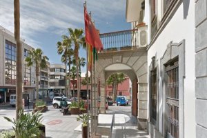 Vista del Ayuntamiento de Adra, municipio en el que han ocurrido los hechos.