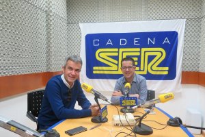 Ángel acién en los estudios de Cadena Ser Poniente. 