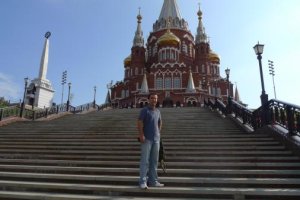 Nuestro protragonista en Izhevsk, delante de la iglesia de San Miguel (2009).  