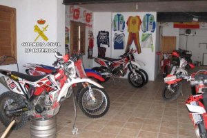 Garaje con las motos preparadas para las rutas por el monte.