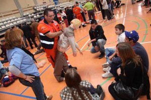 Un sanitario explica cómo actuar ante un atragantamiento.