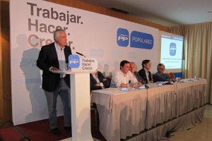 Javier Arenas con representantes políticos almerienses.