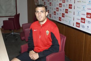 Fran Vélez posa para LA VOZ en rueda de prensa.