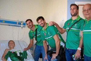 El pequeño Iván rodeado de los campeones.