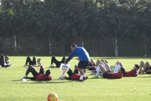 El doctor Pablo Berenguel con los jugadores.