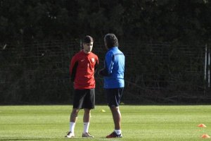 Pozo y Gorosito hablando en el césped.