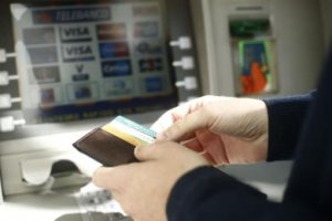 Llegan las comisiones por sacar dinero.