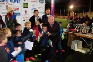 Andújar entregando premios a sus jóvenes futbolistas.