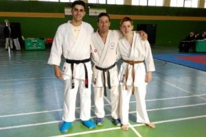 El entrenador con Areg y Daniel.