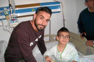 Chuli feliz con los niños en el hospital de Torrecárdenas.