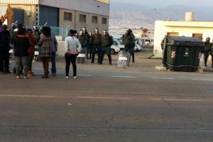 Agentes antidisturbios vigilan el acceso al edificio ocupado por familias gitanas