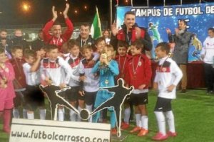 Los niños de La Cañada celebrando.