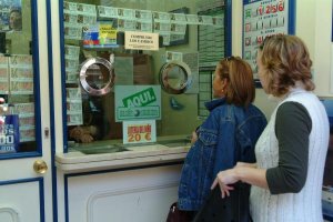 Dos mujeres buscan billetes de El Niño.