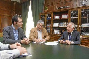 Momento de la firma en el Palacio Provincial 