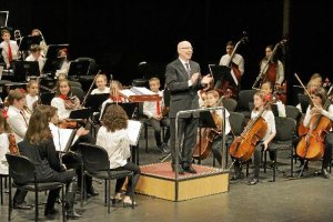 La Orquesta Infantil recibe el aplauso del público.