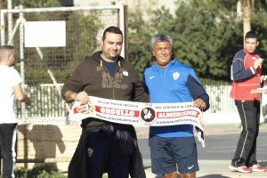 La Peña Orgullo Almeriense regaló una bufanda al míster.