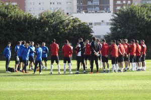 Primera charla del míster con la plantilla.