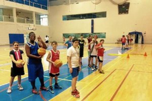 Baloncesto de alta escuela para todos.