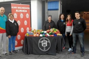 El baloncesto se hace más solidario en Navidad.