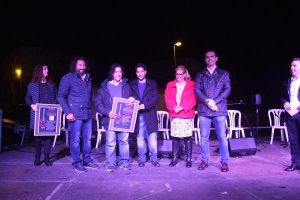 El alcalde y la presidenta de la Asociación Nuestra Señora de la Paz, con los galardonados con la Candela de Oro, Ana Mazón; y de Plata, Josele padre