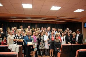 Foto de familia de los jubilados y autoridades en Torrecárdenas