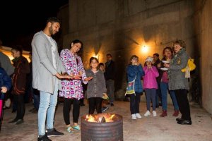 Vecinos de La Chanca celebrando la Noche de las Candelas. 