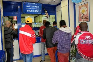 Colas para comprar más lotería.