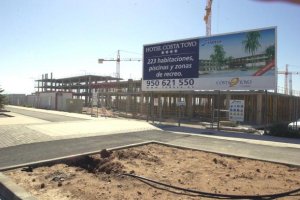 Promociones inmobiliarias y hoteleras en El Toyo a cargo de una de las compañías que más suelo adquirieron, la gallega Fadesa. 