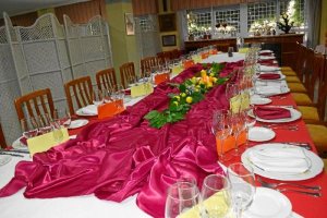 Ejemplo de cómo se debe montar la mesa propuesta por la Escuela de Hostelería.