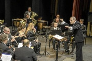 La Banda Municipal de Música, con su director José Solá Palmer.