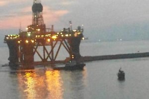 La plataforma que ayer hizo su entrada en el puerto almeriense, captada desde El Zapillo