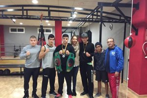 La concejala con los deportistas del Club H2O.