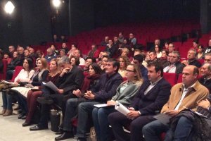 Reunión que se celebró ayer con los vecinos del municipio, donde fueron informados de las actuaciones.