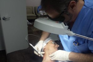 Francisco J. Maldonado, director de Salud y Láser, durante una sesión láser con una paciente en su clínica del Paseo de Almería.