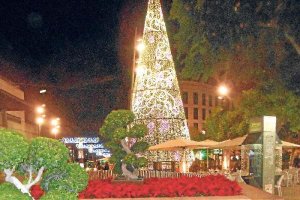 Iluminación navideña y pascueros, la combinación perfecta. 