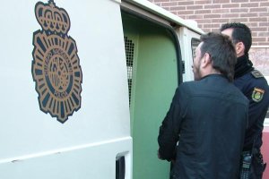 El agresor entre en un furgón